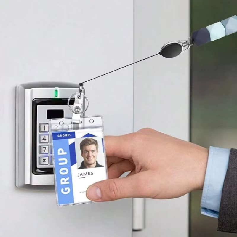 2er-Pack vertikale Ausweishalter aus Kunststoff mit verstellbarem und einziehbarem Umhängeband - Bild 2