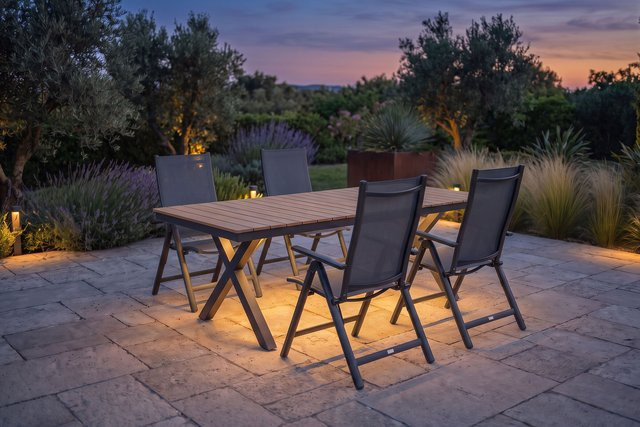 OUTFLEXX Luminara Garten-Essgruppe mit LED-Beleuchtung in Anthrazit Matt und Natur, bestehend aus einem Tisch und 4 Klappstühlen, B/T/H: 240 x 100 cm - Bild 1