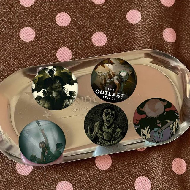 Brosche Game The Outlast Trials Round Badge, Anstecknadel - Bild 1