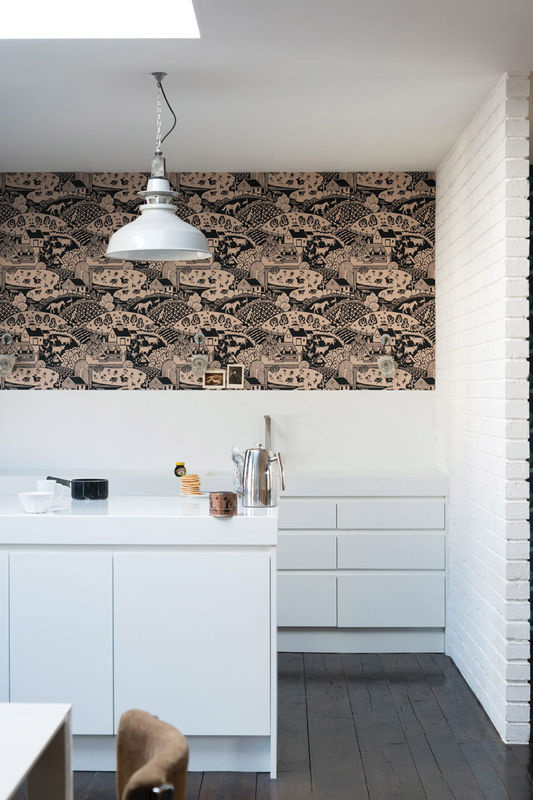 Farrow & Ball Mural Wallpaper Gable in Off-Black und Setting Plaster mit floralem Muster und Tiermotiven - Bild 2