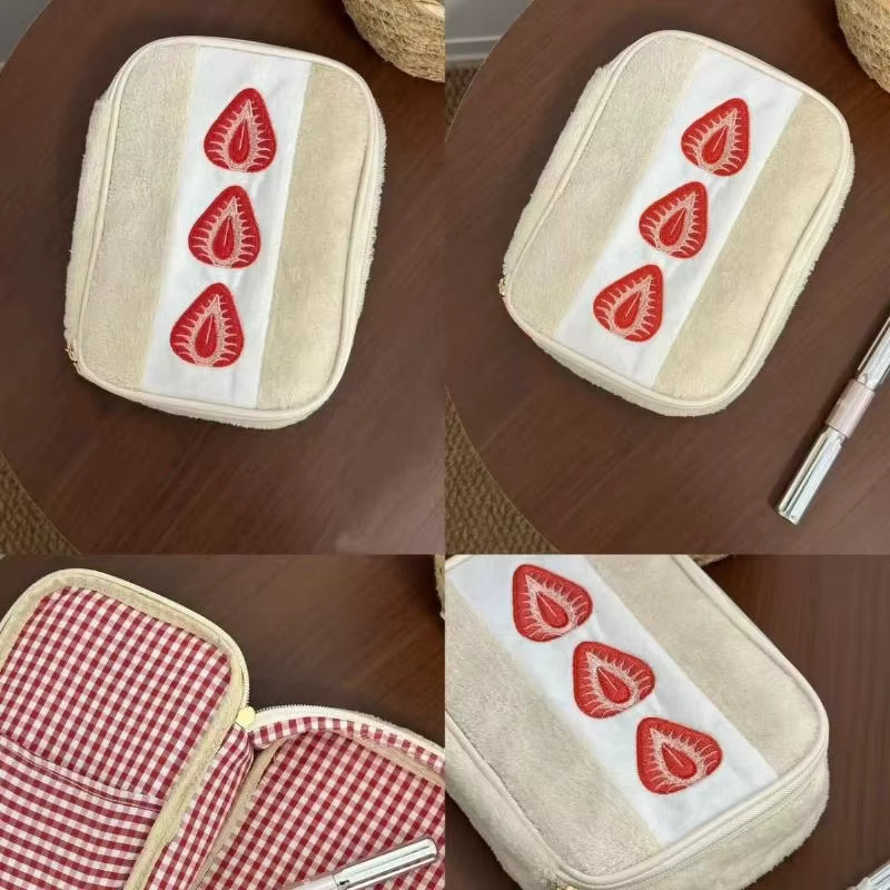 Flauschige Erdbeer-Sandwich-Aufbewahrungstasche als Kosmetiktasche und Schreibwaren-Organizer in Weiß - Bild 3
