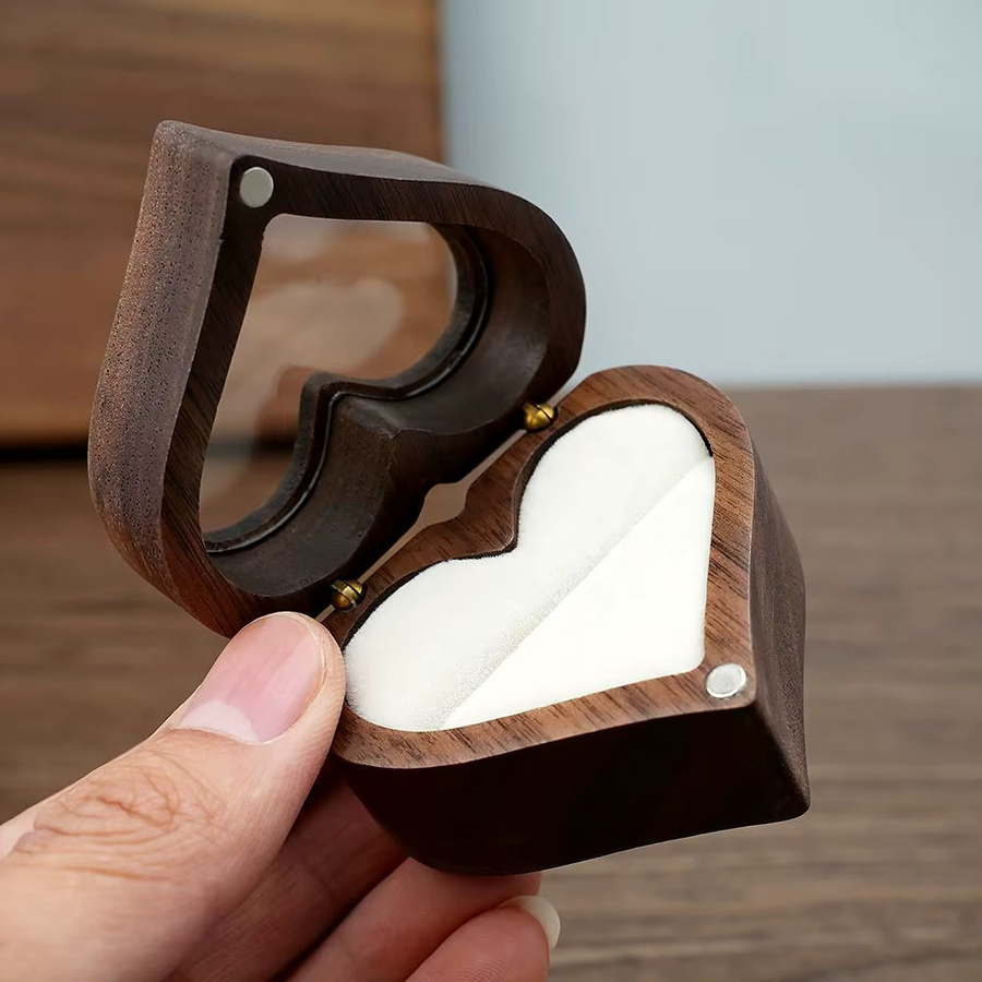 Hochwertige Schmuckbox in Herzform aus Holz für Ringe und Verlobungsgeschenke in Braun und Schwarz - Bild 3