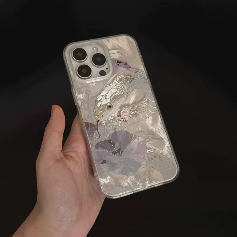 Handyhülle aus Federgarn mit goldenem Schlangen- und Lotusmuster für Apple iPhone 17, 16 und 15 Serien in Gold, Silber und Multicolour - Bild 3