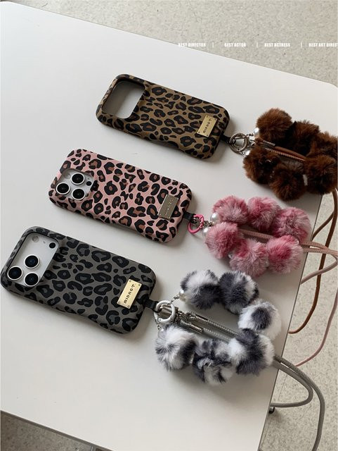 Apple iPhone Handyhülle Spicy Girl Leopardenmuster in Braun mit Handyband für iPhone 17 Pro Max, iPhone 16 Pro, iPhone 15, iPhone 14 und iPhone 13 - Bild 1