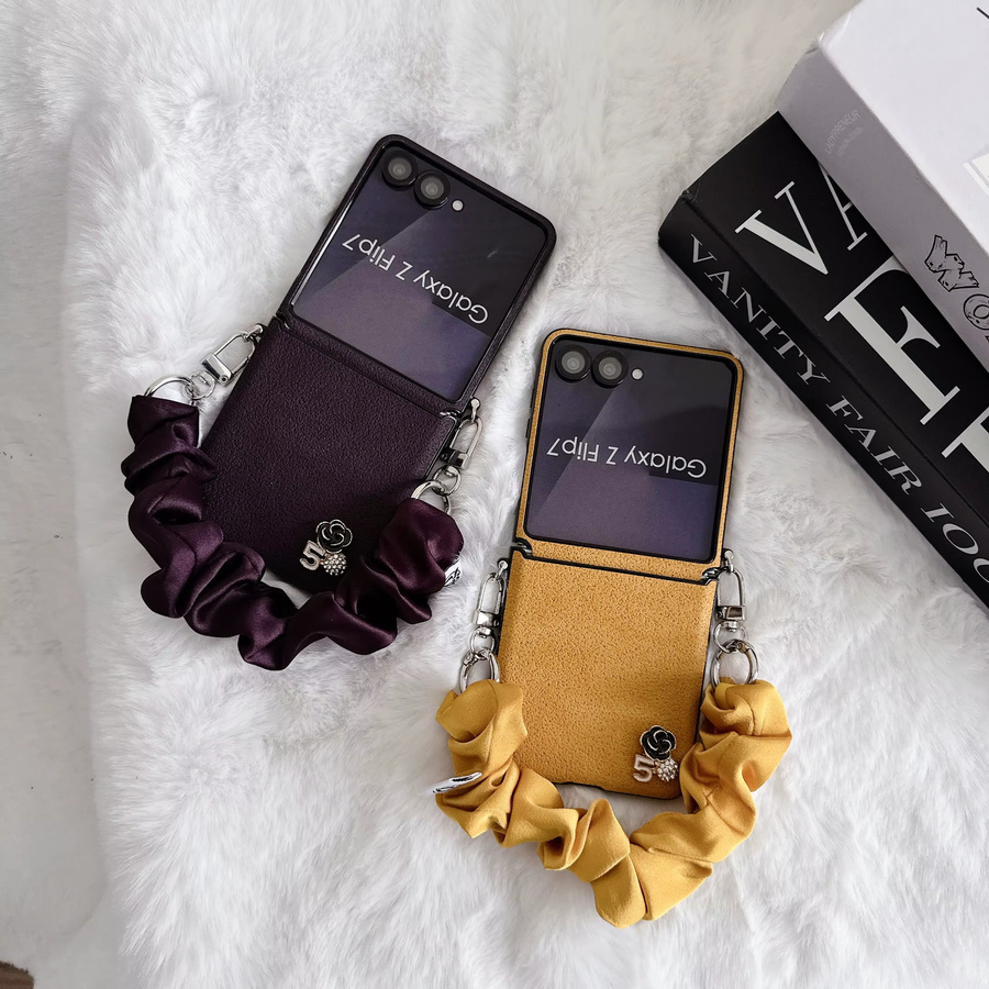 Samsung Galaxy Z Flip Schutzhülle mit Handgelenk-Kette und PU-Leder Riemen in Purple - Bild 2