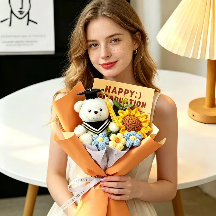 Handgemachter Doktorbär Häkelblumenstrauß mit Rosen in Mehrfarbig als florales Geschenk für Erwachsene - Bild 6
