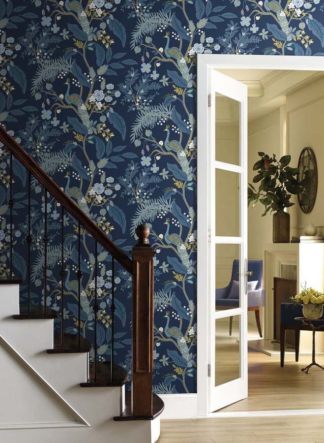 Rifle Paper Co. Tapete Peacock Blau mit floralem Art Nouveau Design und Tiermotiven - Bild 1