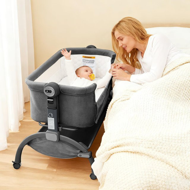 HiMISS 3-in-1 verstellbare Babywiege mit Rädern und Moskitonetz, grauer zusammenklappbarer Nachttisch für Neugeborene und Kleinkinder - Bild 1