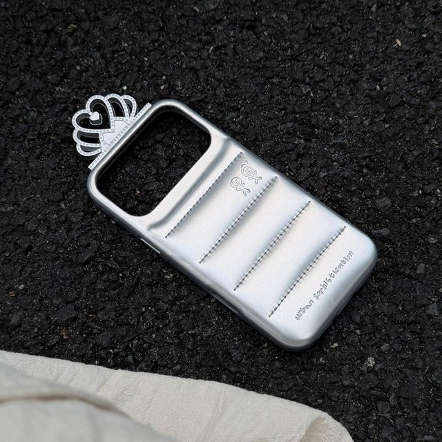 Silberne iPhone Handyhülle aus PU-Leder mit 3D Liebesherz und Krone für iPhone 16, 15, 14 Pro Max und 13 von Market-5 - Bild 1