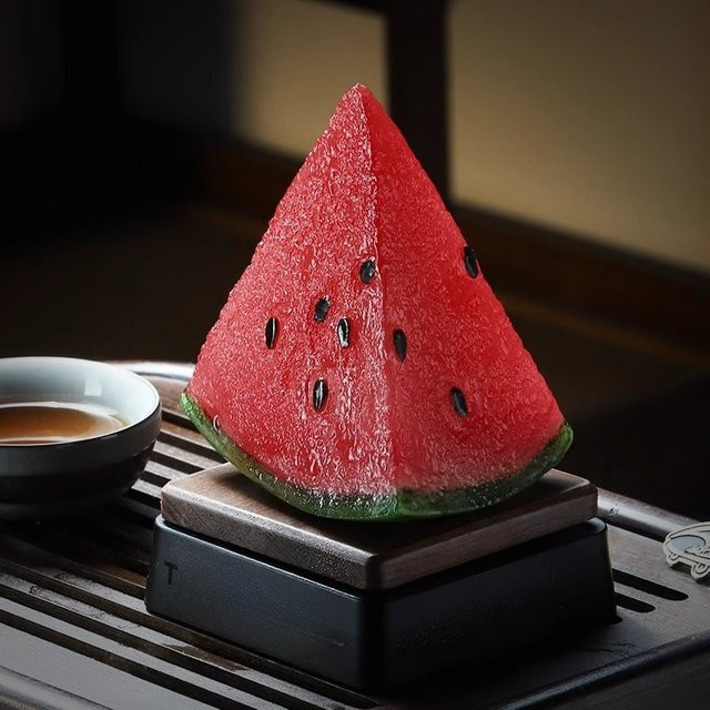 Farbwechselndes Wassermelonen-Ornament aus Harz als kreatives Tee-Deko-Element für deinen Teetisch in Rot und Multicolour - Bild 1