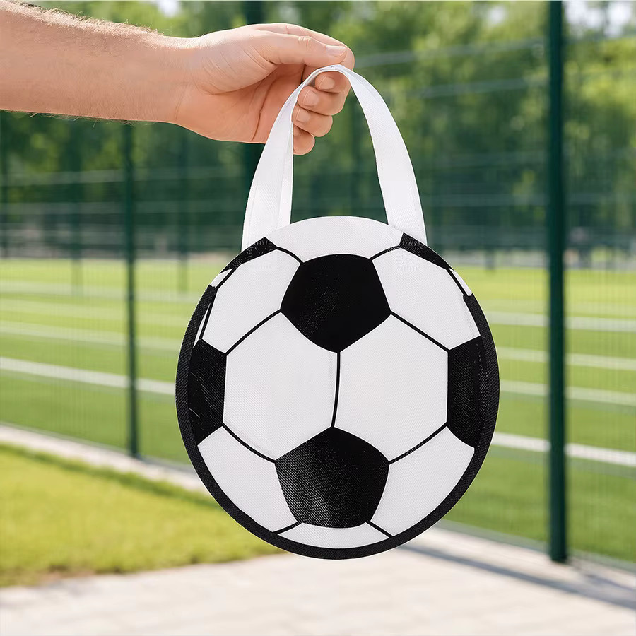 Runde Geschenktüten aus Vliesstoff mit Fußball-Motiv in Weiß für Geburtstagsfeiern und Partys, 6 oder 12 Stück - Bild 5