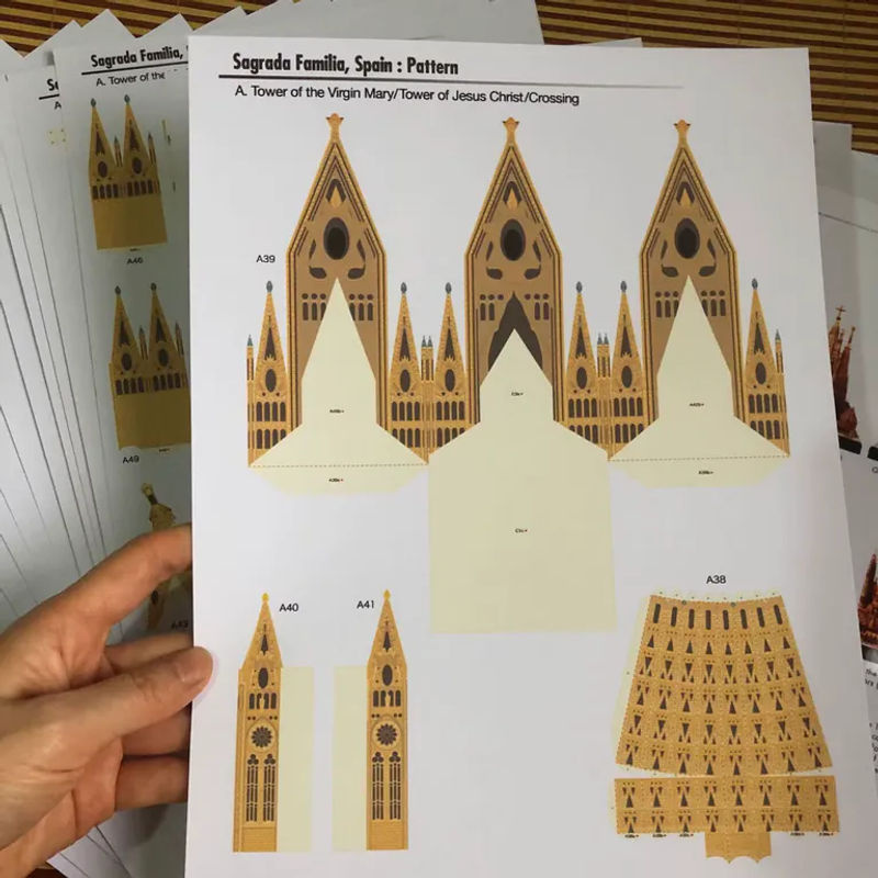 Moquerry Papiermodell Sagrada Familia Kathedrale DIY Bastelset in Beige - Bild 6