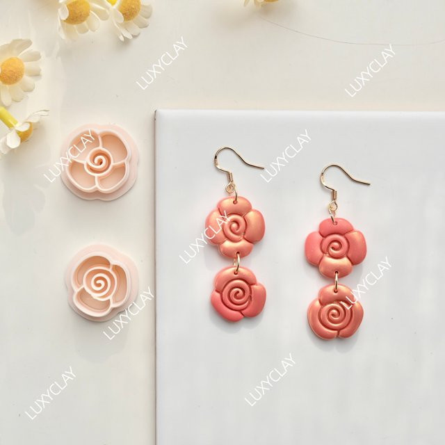 2 Stück rosafarbene Tonformen mit Rosenblumenmuster aus Kunststoff für deine DIY-Schmuckherstellung von Anhängern und Ohrringen - Bild 1