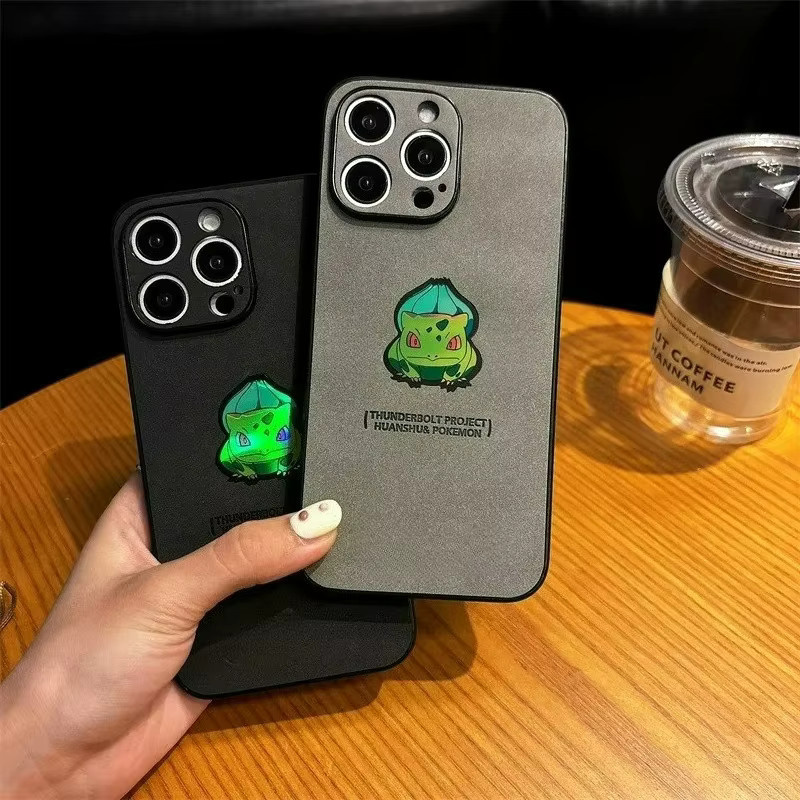 Potdemiel Handyhülle mit Anime Bulbasaur Design in Ledertextur und Laser-Effekt für iPhone 17 16 15 14 13 12 Pro Max, Schwarz, stoßfeste Schutzhülle - Bild 2