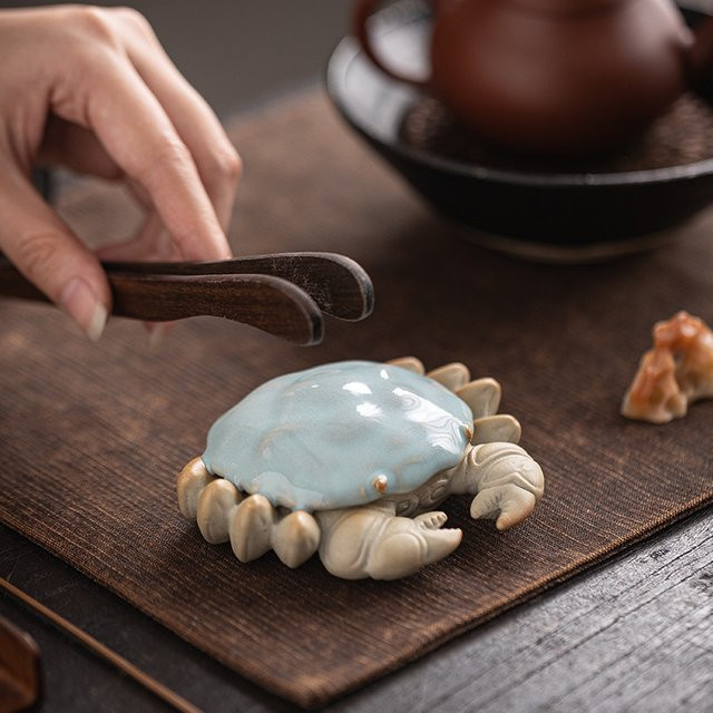 Ru Ware Keramik Teezubehör Krabbe mit Deckel und Ständer für Gongfu Tee als Sammlerstück und Schreibtisch-Ornament - Bild 1