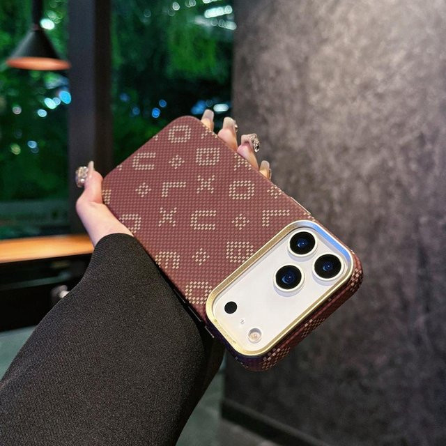 Ooshion Schutzhülle mit leuchtenden Goldbuchstaben und Metall-Linsenschutz für iPhone 17 Pro Max, 17 Pro Air, 16, 15 und 14 Pro Max inklusive MagSafe-Ring in Gold und Braun - Bild 1
