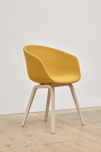 HAY About A Chair AAC 23 Polstersessel aus Stoff in Gelb mit Holzgestell - Bild 1