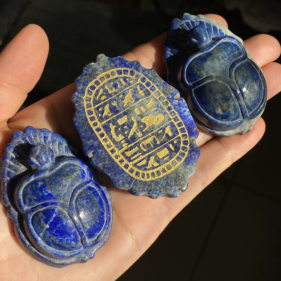 Einteiliger Skarabäus aus natürlichem blauen Lapislazuli-Edelstein als dekorative Kristall-Schnitzerei im altägyptischen Stil - Bild 2
