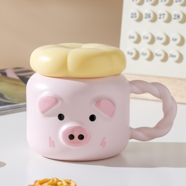 Keramiktasse mit Deckel und Löffel von Yiran toy 1 im Schwein-Design, beige, 350 ml - Bild 1