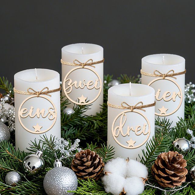 YOMDID Advent-Kranz mit Holznummern 1–4 und hängenden Kugelornamenten für Adventskerzen - Bild 1