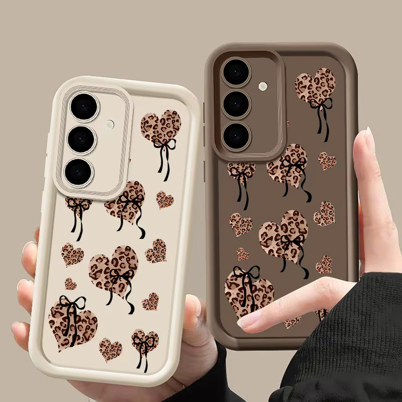 Handyhülle mit Leopardenmuster und Herzen für Samsung Galaxy S25 S24 S23 S22 Ultra FE A56 A36 A26 A17 A16 A15 5G A55 A54 in Weiß - Bild 6