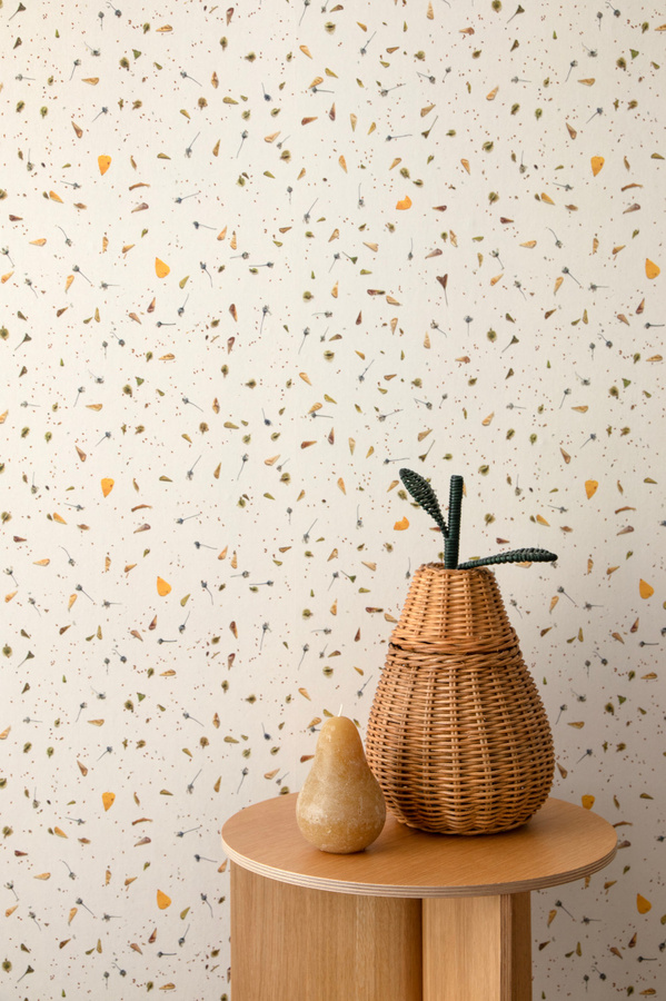 Studio Ditte Tapete Floral Confetti in Beige und Multicolour, Vlies-Tapete im skandinavischen Design mit botanischem Blumenmuster - Bild 1