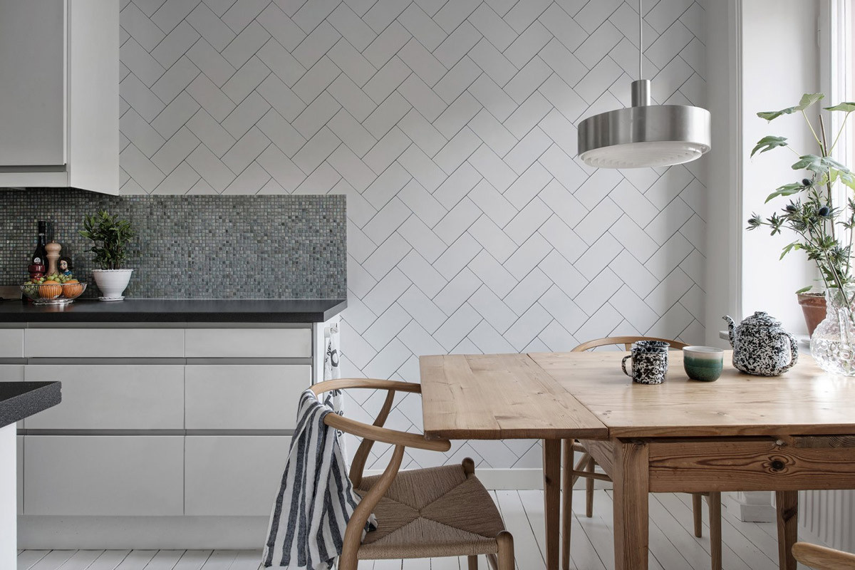 Rebel Walls Mural Fishbone Tiles Wandtattoo in Weiß mit geometrischem Design und abstraktem Muster im skandinavischen Stil - Bild 1
