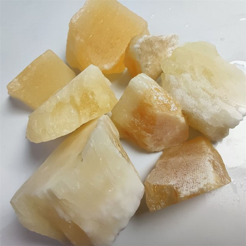 Natürlicher Topas-Rohstein in Gelb als unregelmäßige Dekoration und Mineraliensammlung - Bild 1