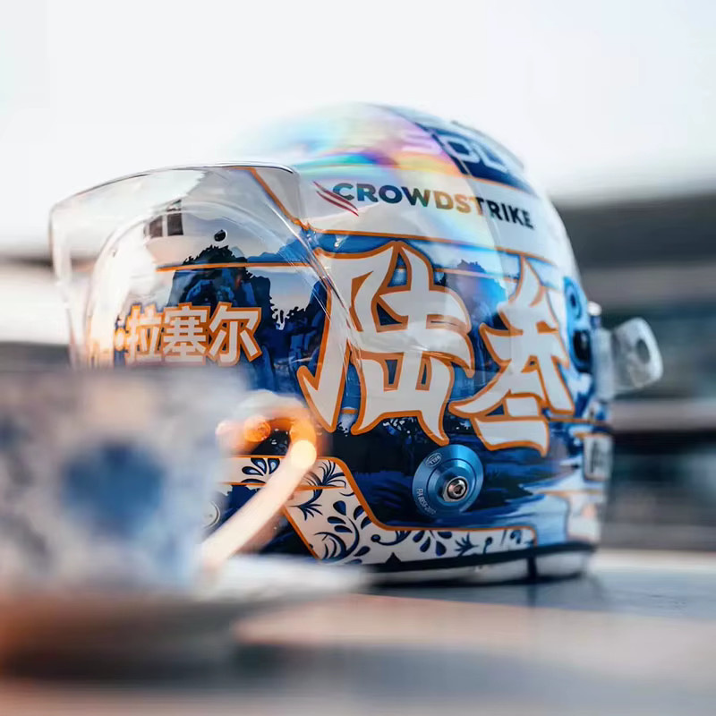Bburago George Russell 2026 Chinesische GP Sonderedition Helm-Replik, 1:5, Sammlermodell - Bild 4
