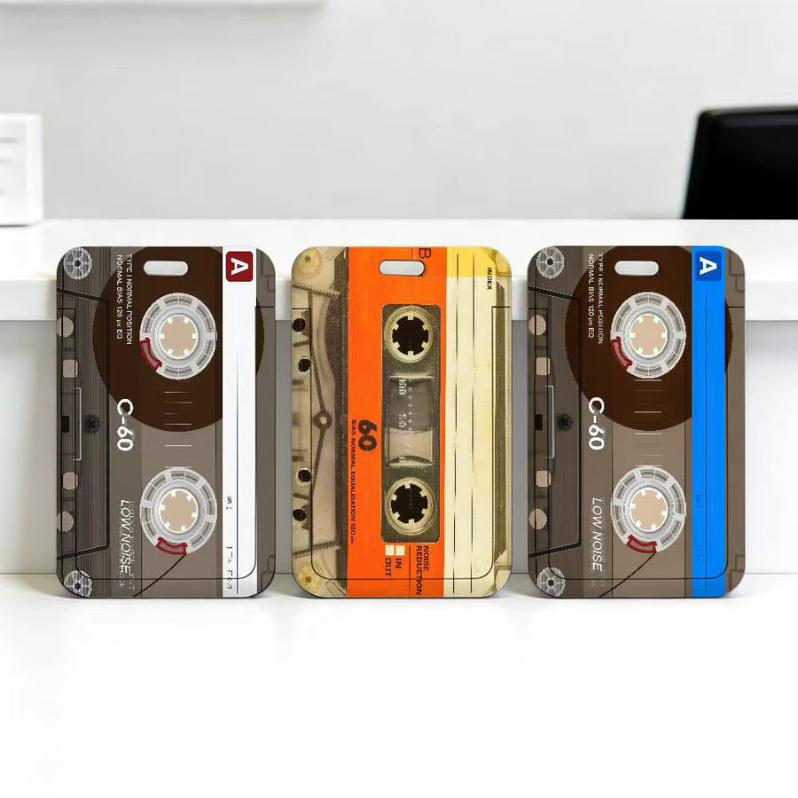 Retro Kassetten-Design Ausweishalter aus Kunststoff in Multicolour für Arbeitsausweis und Schlüsselband - Bild 2