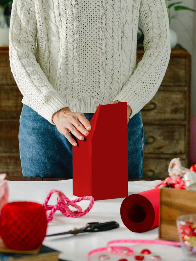 Rote Kraftpapierrollen als Geschenkpapier für Bastelarbeiten und DIY-Projekte - Bild 3