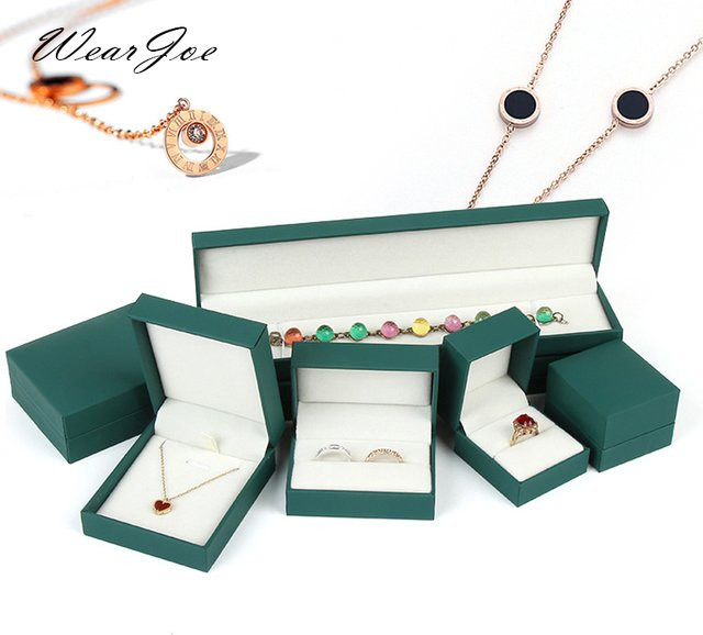 WILLJANE Schmuck-Display aus Kunstleder in Weiß und Grün zur Aufbewahrung von Ringen, Ohrringen, Armbändern, Anhängern und Halsketten - Bild 1