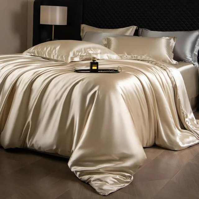 Bin Chi Textiles 4-teiliges Bettwäsche-Set aus natürlicher Maulbeerseide in Beige, bestehend aus Bettbezug, Spannbetttuch und 2 Kissenbezügen, B/H: 200 x 230 cm - Bild 1