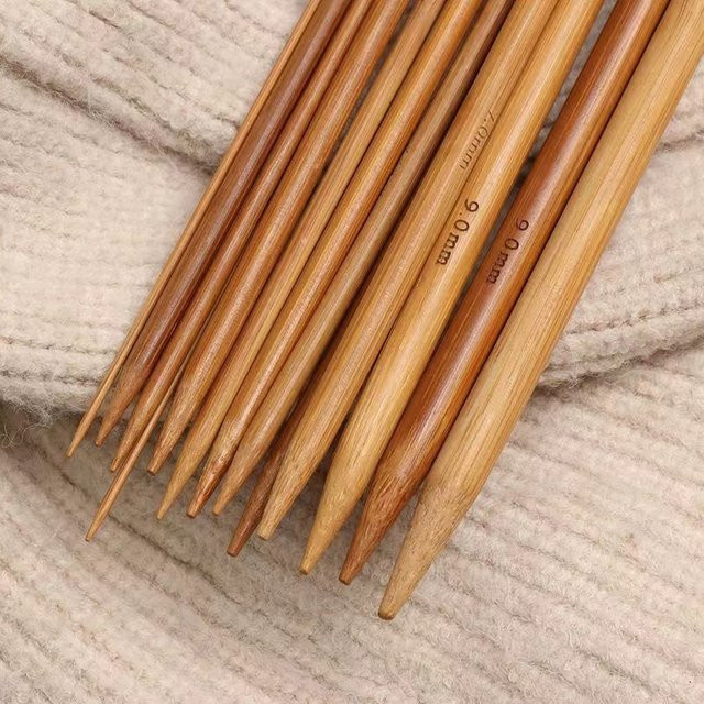Karbonisierte Stricknadeln für Pullover und Schals in Braun, Länge: 36 cm - Bild 1