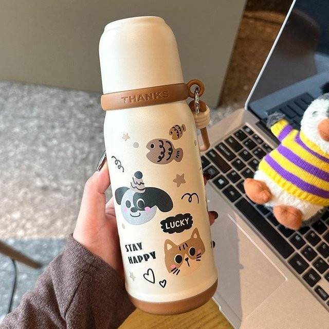 Yiran Furniture Thermosbecher aus Edelstahl mit Cartoon-Design, tragbarer Begleitbecher für unterwegs, 500 ml, Farben: Braun, Pink, Blau, Rot, Beige - Bild 1