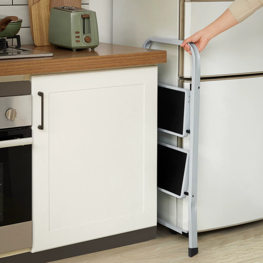 SONGMICS Trittleiter mit 2 Stufen, Klapptritt mit Klappsicherung, belastbar bis 150 kg, Farbe: Weiß, B/T/H: 90,0 x 55,0 x 0 cm - Bild 2