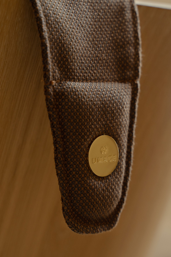 UMAGE Neck Rest Kissen konturiert in Braun - Bild 4