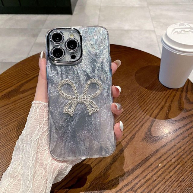 Schutzhülle für Apple iPhone 16 Pro Max und iPhone 15 Serie in Silber mit Federgarn-Laser-Design und Schleife - Bild 1