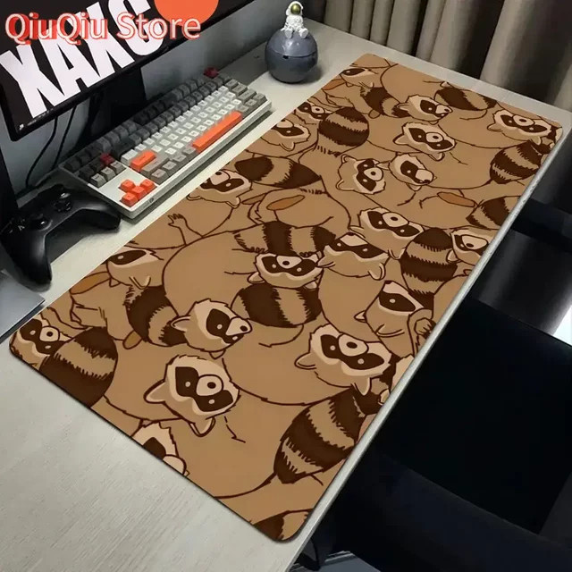 Potdemiel Mauspad mit Cartoon-Waschbär Motiv in Braun, XXL Schreibtischunterlage aus Gummi, B/T: 90 x 40 cm - Bild 1