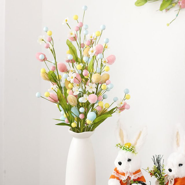 Bunter Osterstrauß mit dekorativen Ostereiern, Zweigen und künstlichen Beerenstielen für deine Frühlingsdekoration in Multicolour - Bild 1