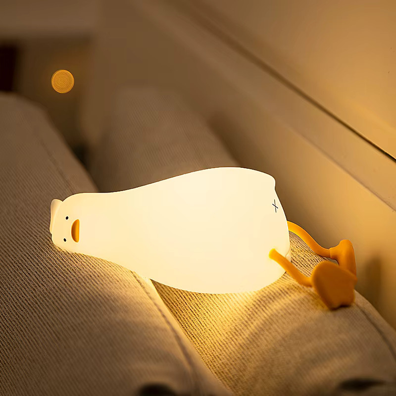 Wiederaufladbares LED Nachtlicht Ente aus Silikon in Weiß für Kinderzimmer und als süßes Geschenk - Bild 4