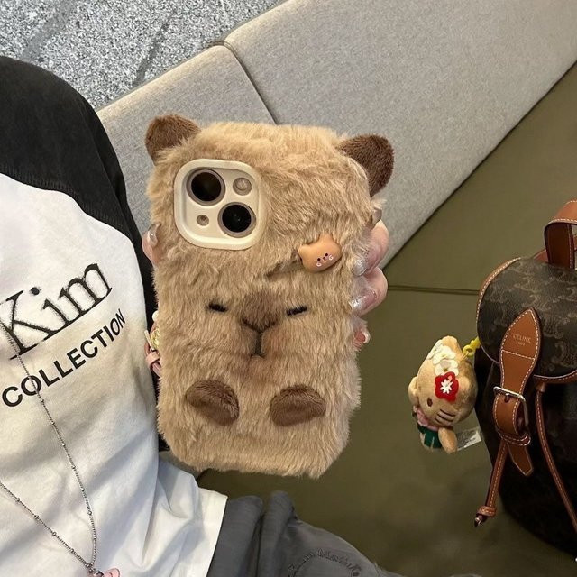 Flauschige Capybara Handyhülle aus Plüsch für Apple iPhone 17 Air 16 Pro Max 15 14 13 12 11 in Braun - Bild 1