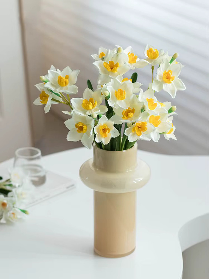 Künstliche Narzissen in Weiß und Gelb als florale Dekoration für Wohnzimmer und Esstisch - Bild 2