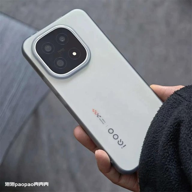 Schutzhülle für Vivo iQOO 15 5G, mattes transparentes TPU Silikon Cover, Grau - Bild 1