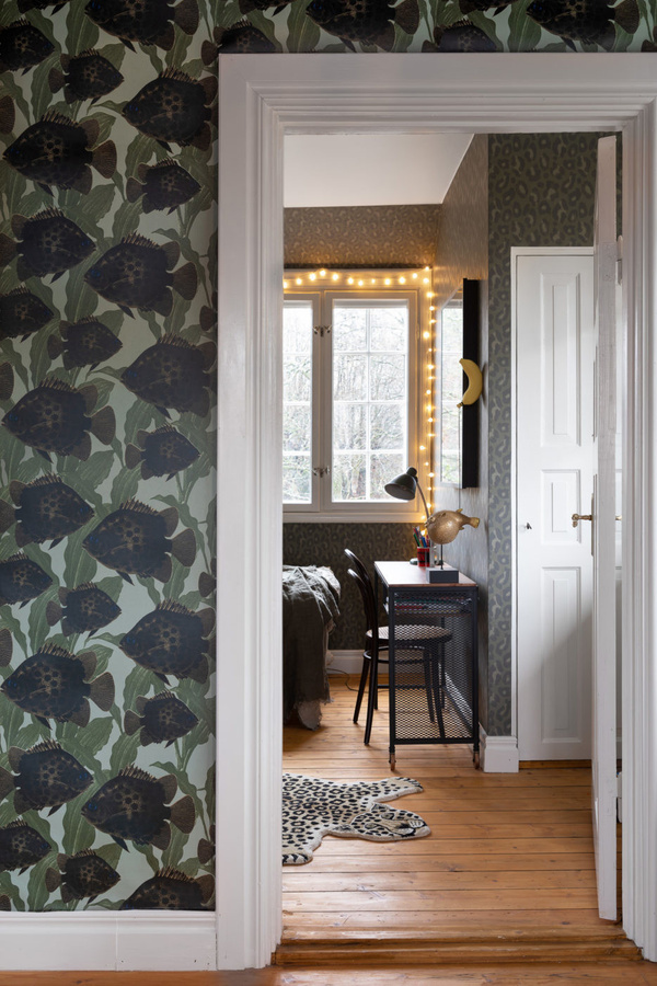 Studio Lisa Bengtsson Tapete Hakan in Green mit Tiermotiven im skandinavischen Design - Bild 2