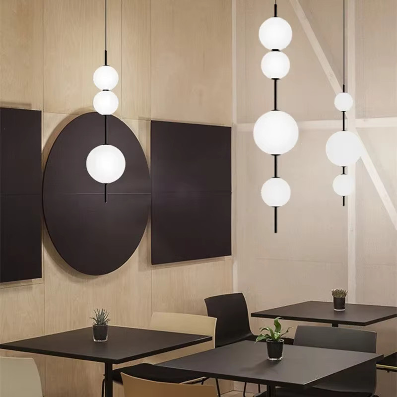 SANDYHA Designer LED-Kronleuchter mit 4 weißen Glaskugeln als hängende Pendelleuchte für Schlafzimmer und Küche - Bild 3