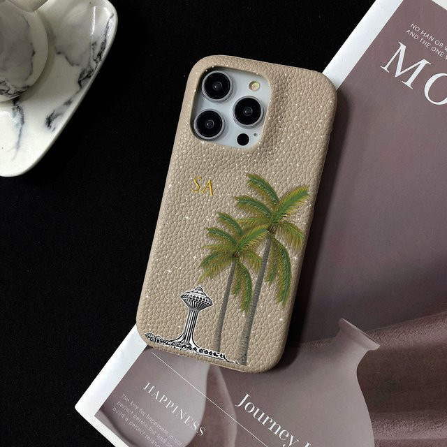 Personalisierte Ledertasche für dein iPhone mit individuellen Initialen in Beige von Kafr Saya - Bild 1