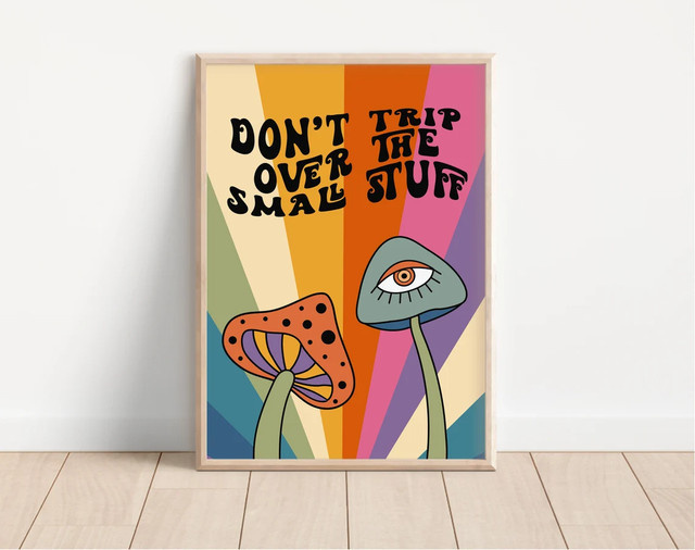 Retro Paper Poster Mushroom Don't Trip Over The Small Stuff in Multicolour mit abstraktem Hippie Design - Bild 1