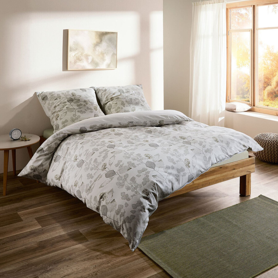 Fleuresse Schweizer Mako-Satin Bettwäsche mit Blättermuster, grau grün, wendbar, B/H: 155 x 220 cm - Bild 1