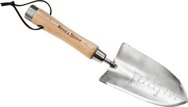 Kent & Stowe Multifunktionshandschaufel aus Edelstahl und Eschenholz in Silber mit Skala, gezackter Kante und Hammerfunktion, Länge: 90 cm - Bild 1